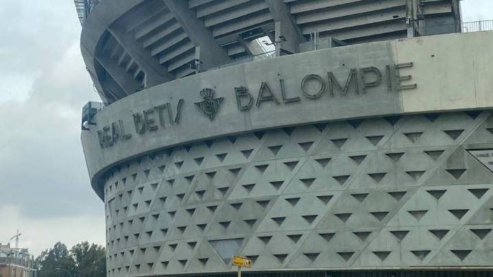 El Betis inicia la demolición de la grada baja de Preferencia en el Benito Villamarín