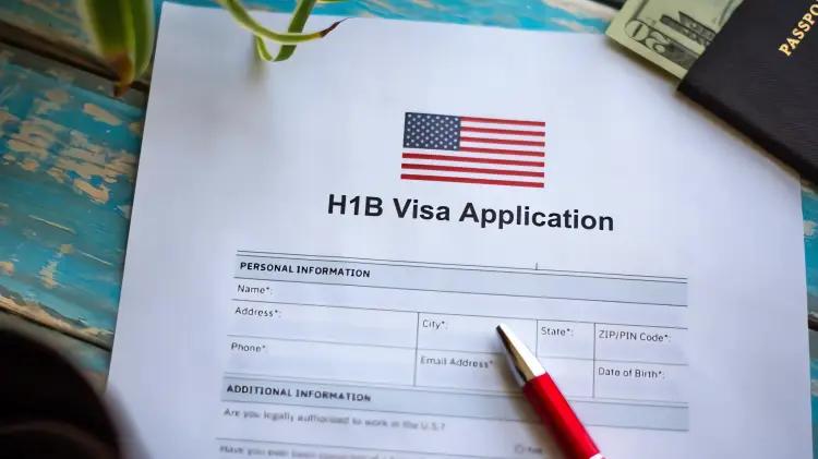 Trump eleva costo de visas H-1B a $100,000 dólares en medida polémica