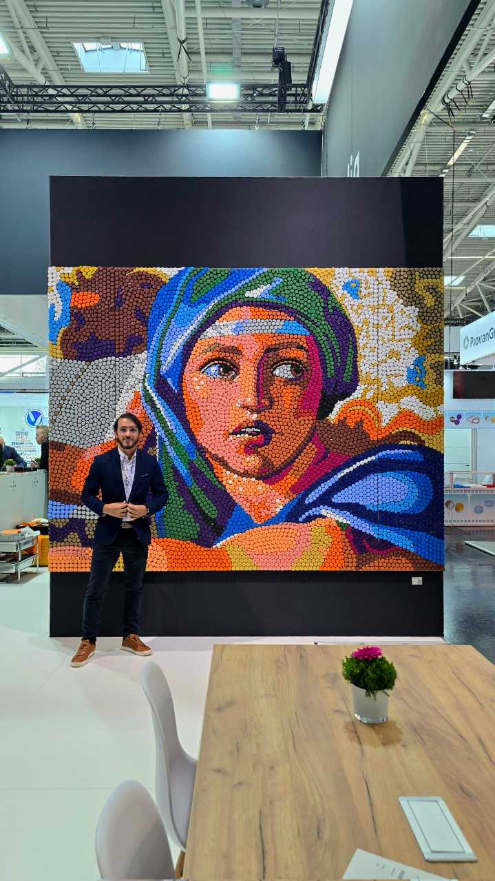 Arte venezolano por el mundo: El espectacular mural que estrenó Oscar Olivares con casi 8.000 tapas en Alemania