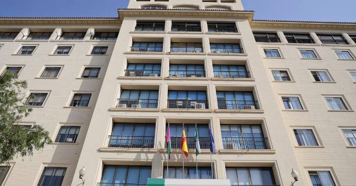 Denuncian al Defensor del Pueblo la falta de enfermeros en la UCI del Regional de Málaga: "Es insostenible y peligroso"