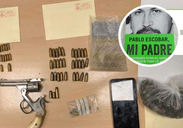 Sorprenden a un niño de 12 años con un revólver, cartuchos, droga y un libro de Pablo Escobar