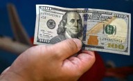 El dólar oficial baja $55, cae el blue y el Riesgo País retrocede y queda cerca de los 1000 puntos