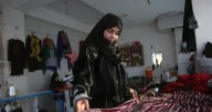 Las mujeres afganas pierden su “última esperanza”: Talibanes ordenan apagón nacional de internet