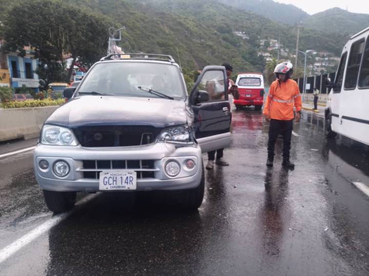 Terios impacta a buseta frente a la Plaza Vargas