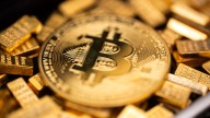 Bitcoin bucks stock market downtrend but lags gold rally