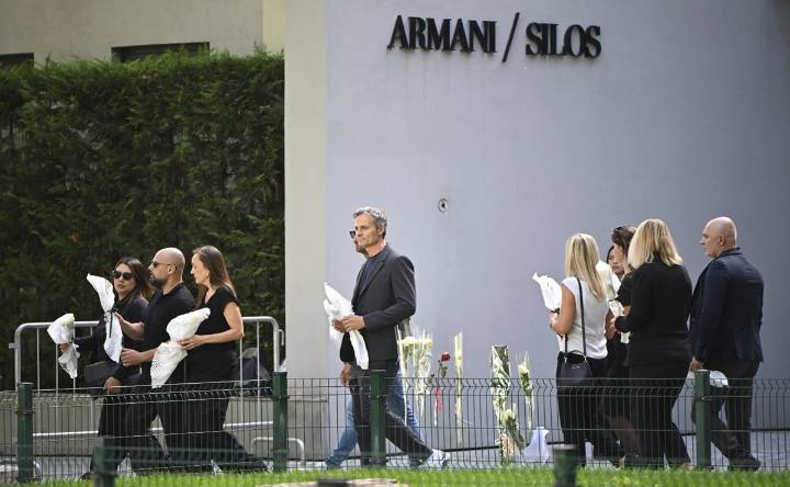 Milán despide a Giorgio Armani; con la muerte del "rey" de la moda llega "el fin de una época"