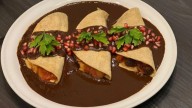 Enchiladas agustinas, un platillo que vive a la sombra de los chiles en nogada