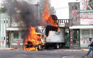 Normalistas derriban puerta del Campo Militar 1 e incendian camión