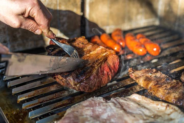 No es con la cebolla: esta es la forma correcta de limpiar la parrilla para las Fiestas Patrias