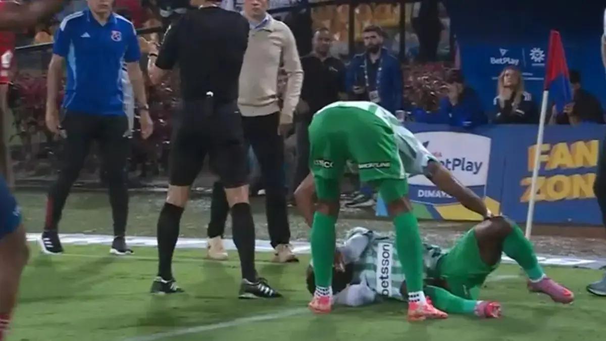 Aparece el video del monedazo a Marlos Moreno en el clásico DIM vs. Nacional: ¿se vienen sanciones?