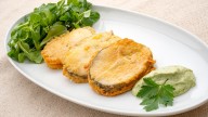 Merluza rebozada con mahonesa verde, la receta saludable de Karlos Arguiñano