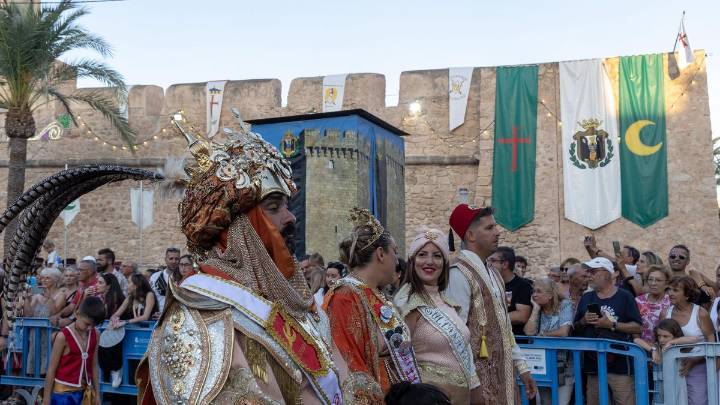 La media luna toma el castillo festero de Santa Pola