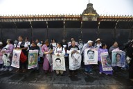 Mantienen padres de los 43 exigencia de extradición de Tomás Zerón y Ulises Bernabé