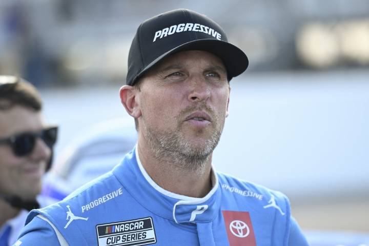 Deadspin | Denny Hamlin blitzes Gateway for second straight Playoff pole