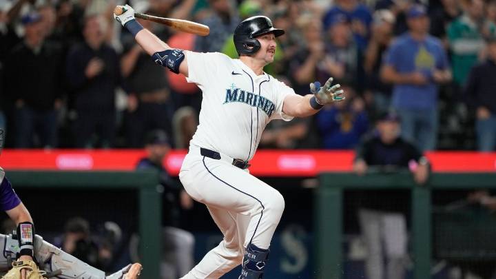 Mariners fan who gave away Cal Raleigh's 60th home run ball to child gets to meet the slugger