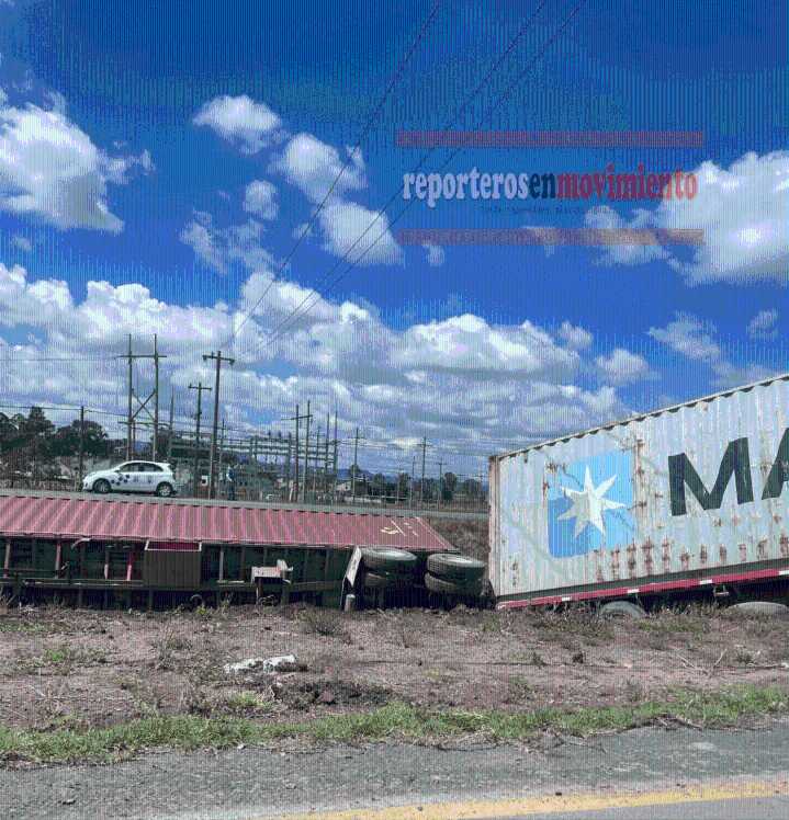 TRÁILER DE DOBLE REMOLQUE SE SALIÓ DE LA CARRETERA Y UN CONTENEDOR QUEDÓ VOLCADO EN LA AUTOPISTA TOLUCA