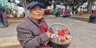 Sin políticas pública de apoyo integral Doña Esperanza vende dulces en el zócalo