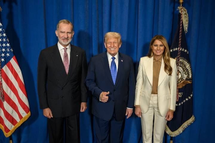 La Casa Blanca distribuye una fotografía del “saludo de cortesía” Trump con el rey Felipe VI