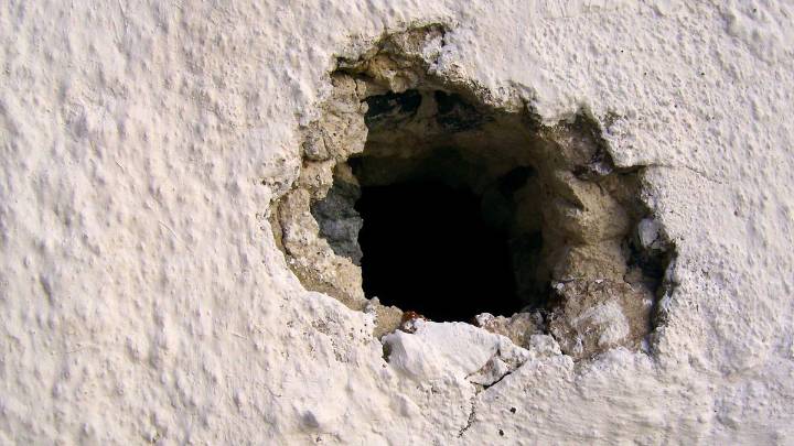 Cómo arreglar un agujero en la pared: paso a paso y con un truco