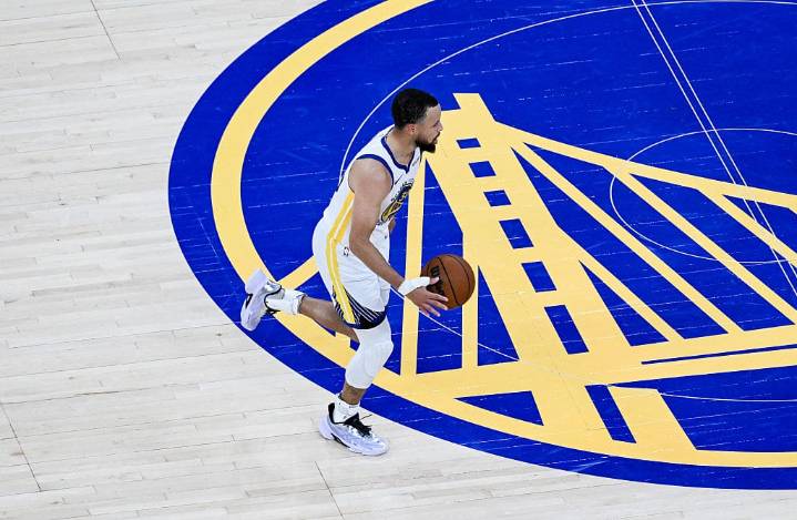 NBA: Golden State Warriors espera concretar el llamativo fichaje de un jugador que supera a Stephen Curry en los triples