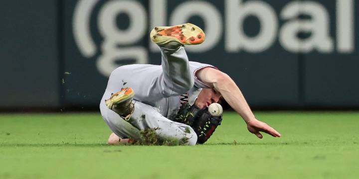 Jacob Young makes another juggling catch for Nationals