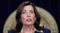 Hochul emite orden para recetar vacunas contra la covid-19 en medio del cambio en la política federal