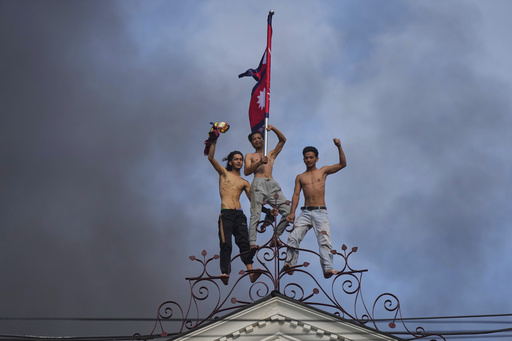 Manifestantes incendian edificios en Nepal durante protesta contra prohibición de redes sociales