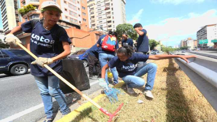 Juntos Todo es Posible rehabilita calle Los Estadios de Caracas