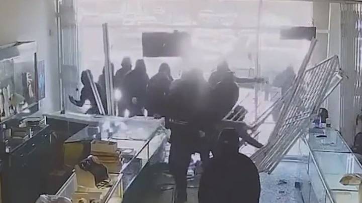 88-year-old California jewelry store owner suffers stroke after being shoved during smash