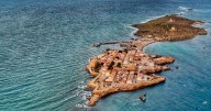 El secreto de la isla española para tener las aguas más azules del Mediterráneo