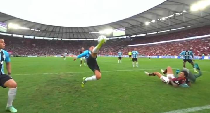 Erick Noriega salvó en la línea la portería de Gremio vs. Flamengo por Brasileirao 
