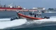 Chocan lanchas de Marina durante ensayos por aniversario en puerto de Veracruz
