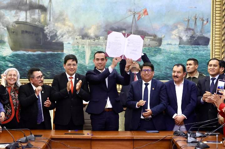 Congreso promulga ley para crear 20 universidades en 15 departamentos del país