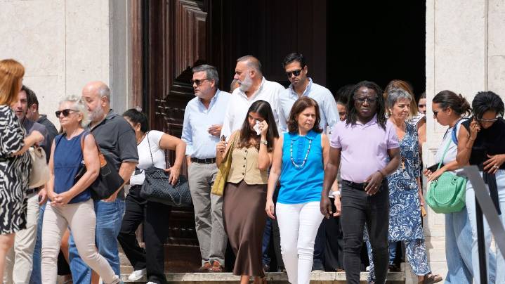 Portuguese victims of streetcar crash mourned by colleagues, friends and local residents