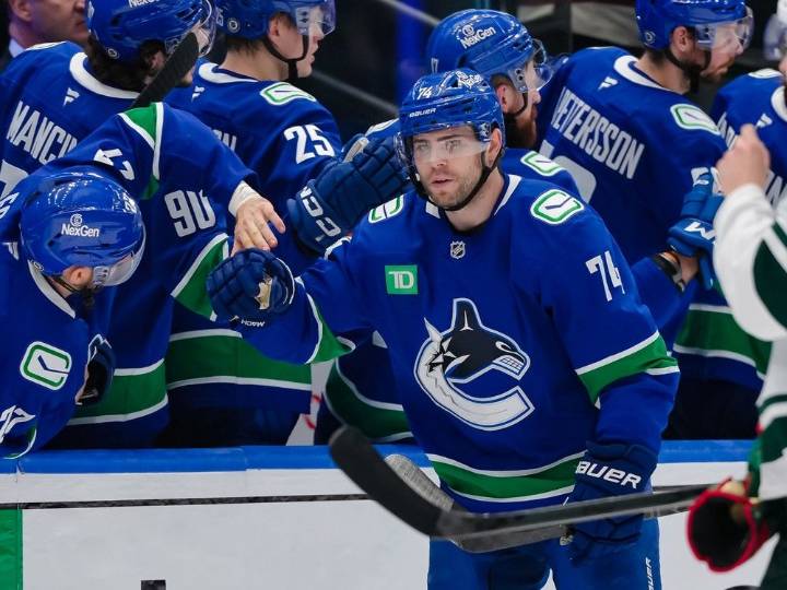 Canucks: Jake DeBrusk on changing up his short stick