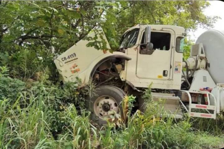 Camión se sale del camino en la carretera Atlapexco