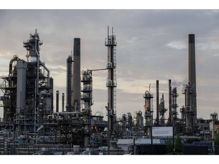 Imperial Oil to Cut 20% of Workforce as Crude Prices Drop