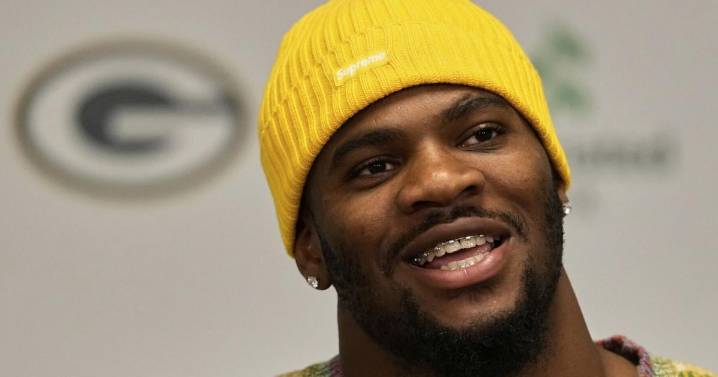 Micah Parsons has a successful debut with the Packers while dealing with a back issue