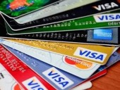 Usó las tarjetas de sus colegas docentes, piden su captura internacional