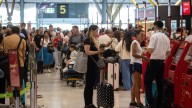 Más de 90 minutos de espera en Barajas por la huelga de vigilantes de seguridad