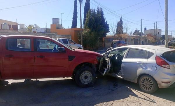 Choque sin lesionados entre una camioneta y un auto