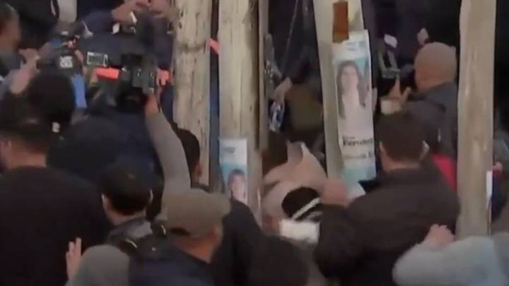 Acto de Milei en Moreno: hubo incidentes entre los manifestantes En los alrededores del predio donde tendrá lugar el evento hubo tensión entre libertarios y kirchneristas en medio de un gran operativo