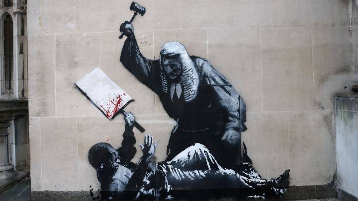 Banksy regresa a Londres con un mural que muestra a un juez golpeando con el mazo a un manifestante