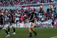 Deportivo Riestra venció 2-1 a River en el Monumental y se afianzó como líder del Grupo B
