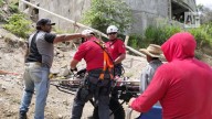Rescatan a hombre tras caída en zona de difícil acceso en Manzanillo