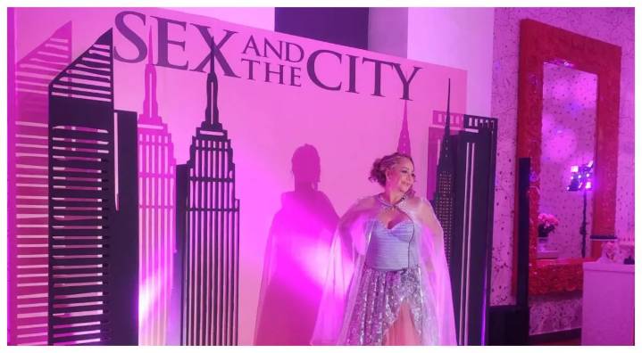 Celebran el cumpleaños de la activista Eva Contreras con glamour y temática inspirada en “Sex and the City”