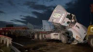 Vuelca tráiler cargado con vigas de acero en carretera Saltillo