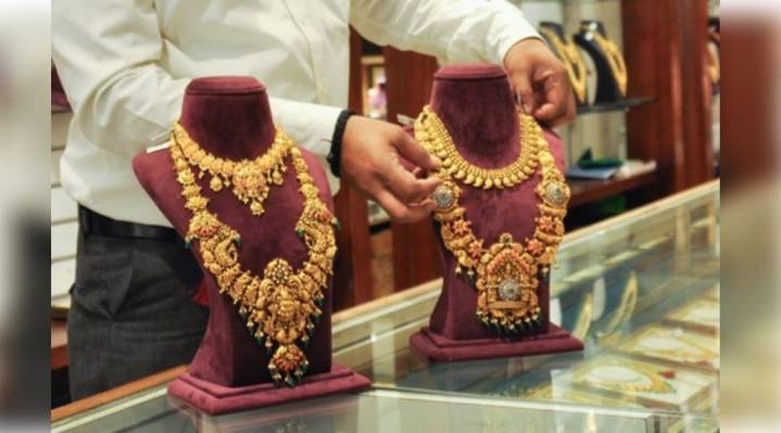 Gold hits record high, set for best month in 14 years