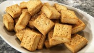 Con solo 2 tapas de pascualina, prepará 4 tipos de bizcochitos de diferente sabor y divinos