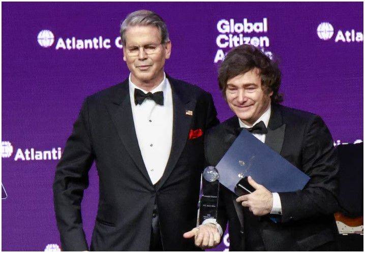 Milei recibió un premio de Bessent y volvió a agradecer el respaldo de EEUU: “Estamos en el camino correcto”